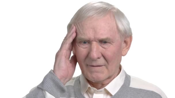 Aged man suffering from migraine. — Stock Video