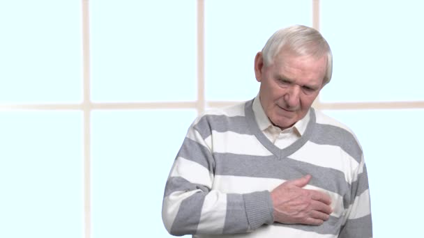 Starší muž s nepříjemné pocity v hrudníku. — Stock video