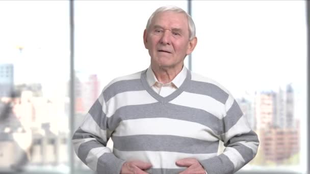 Hombre mayor preocupado con dolor de estómago . — Vídeos de Stock
