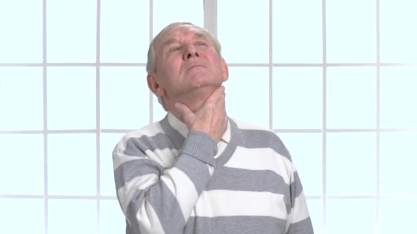 Людина з болем в горлі і кашлем . — стокове відео