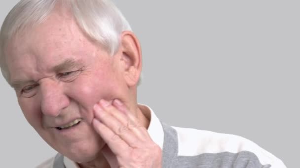 Older man with the tooth pain, toothache. — Stock Video