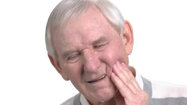 Człowiek cierpi na ból zęba z bliska. — Wideo stockowe
