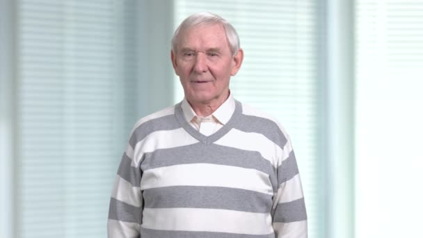 Pozitivní starší muž, rozostřené pozadí. — Stock video