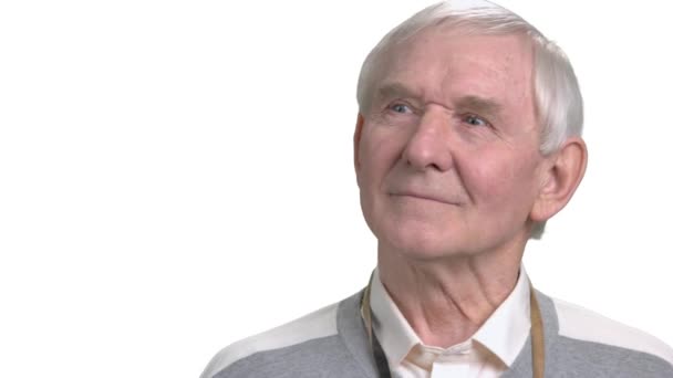 Gesicht eines älteren Mannes, weißer Hintergrund. — Stockvideo