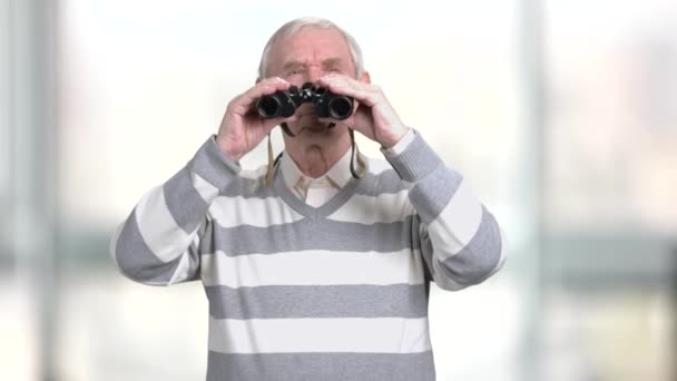 Viejo mirando a través de los prismáticos . — Vídeos de Stock