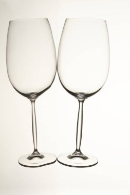 Yatay duran iki boş cam bardak.