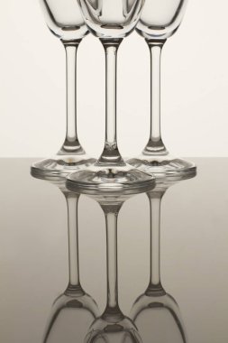 Şampanya kadehler ve yansıtıcı yüzey.