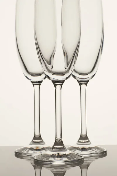 Três copos de champanhe de vidro . — Fotografia de Stock