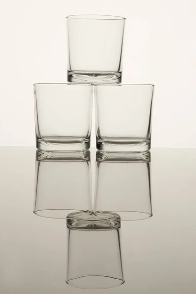 Glas cups voor water of alcohol. — Stockfoto