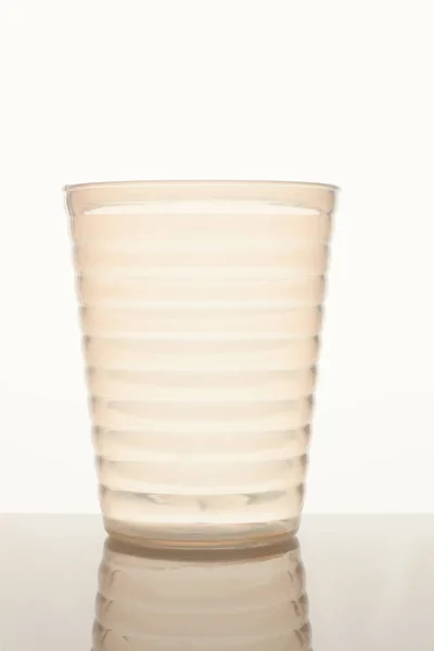 Горизонтальні лінії на скляній чашці . — стокове фото