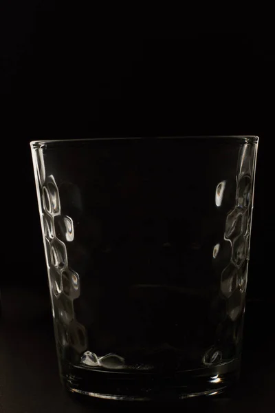 Порожня скляна чашка на чорному . — стокове фото