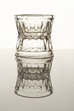 İki küçük sosu cam bardak.