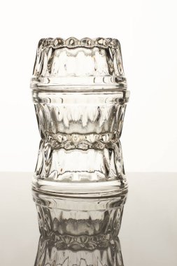 Üç küçük sosu cam bardak.