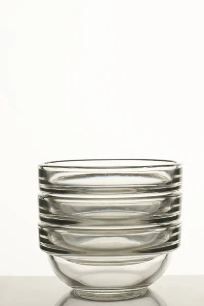 Пустые стеклянные чаши сложены вместе . — стоковое фото
