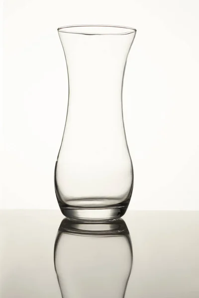 Bersihkan vas kaca yang diisolasi pada latar belakang putih. — Stok Foto
