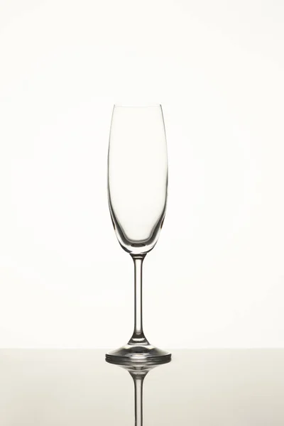 Copo de vinho vazio isolado em branco . — Fotografia de Stock