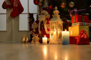 Hediyeler ve süsler Noel ağacının altında.