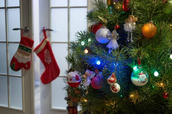 Kerstboom Stijlvolle Inrichting Binnenshuis Nieuwe Jaar Boom Voorzien Van Diverse — Stockfoto