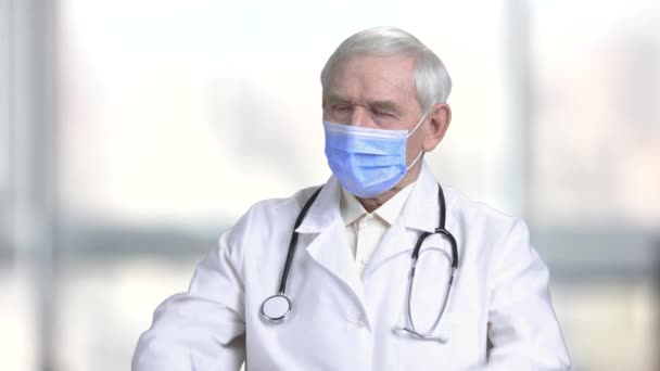 Vecchio medico in maschera medica pronto a fare l'iniezione . — Video Stock