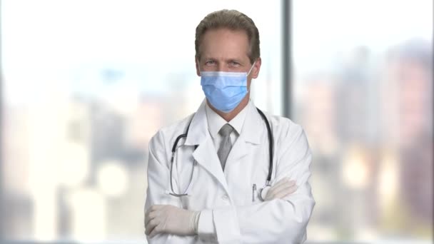 Portrét lékaře v masce se založenýma rukama. — Stock video
