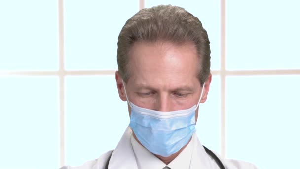 Grave cara intensa médico en azul de la máscara de trabajo . — Vídeos de Stock