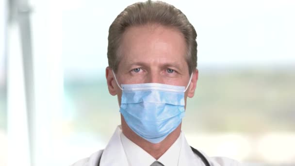 Tekintete egy orvos orvosi védő maszk. — Stock videók