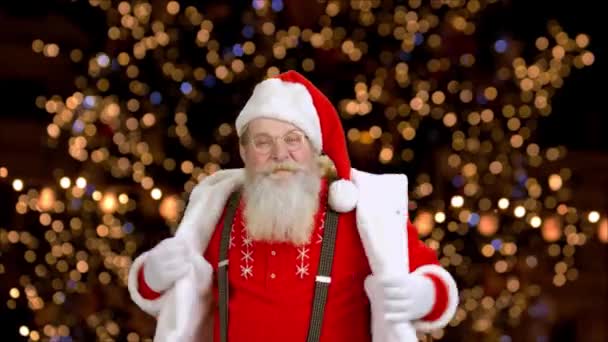Santa Claus in red costume is dancing. — Stock Video