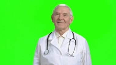 Gülümseyen yaşlı doktor portresi.