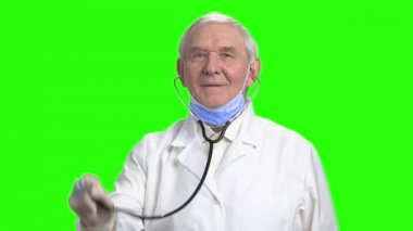 Ciğerlerin kontrol gülümseyen yaşlı doktor.