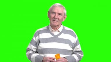 Yaşlı adam konserve hapları ile gülümseyen.
