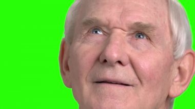 Yaşlı adam yüz yakından baktı.