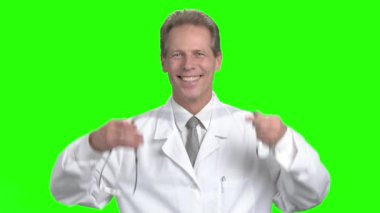 Neşeli doktor stetoskop boyun koymak.