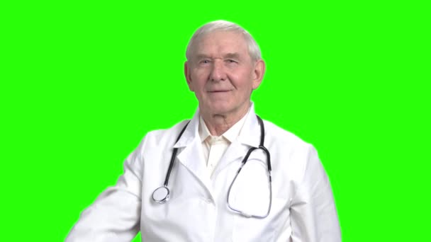 Yaşlı doktor hap tavsiye. — Stok video