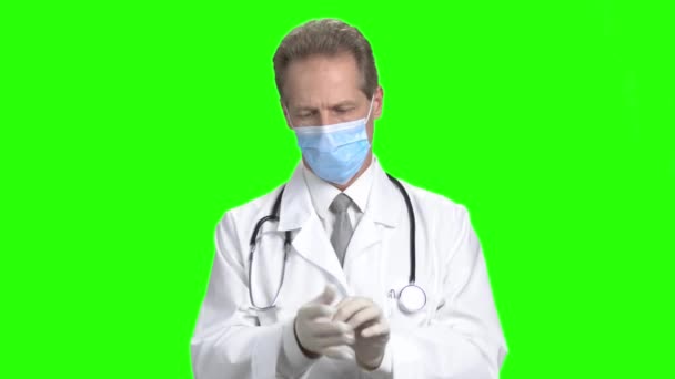 Maturo medico braccia pieghevoli . — Video Stock