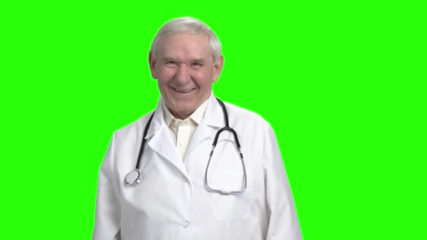 Портрет старого лікаря, що сміється, повільний рух . — стокове відео