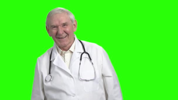 Oude dokter lachen om je, slow-motion. — Stockvideo