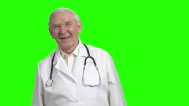 Eski şef doktor gülüyor, ağır çekim.