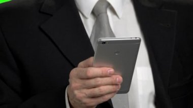 Yakın çekim geri görüntülemek smartphone yazarak.