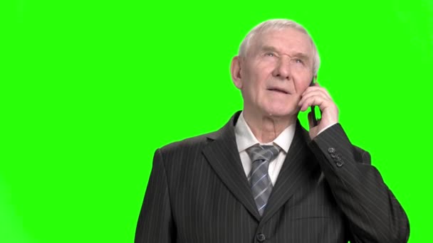 Old businessman talking on phone. — Stock Video