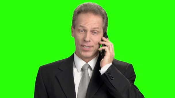 Приятный веселый бизнесмен разговаривает по телефону . — стоковое видео
