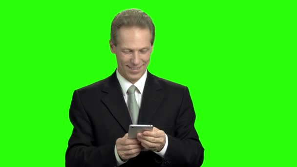 Zakenman chatten op smartphone. — Stockvideo
