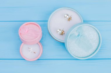 Yüzük ve küpeler ile yuvarlak hediye kutuları.