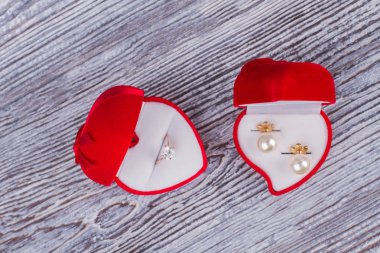 Kırmızı kadife hediye kutuları takı ile.