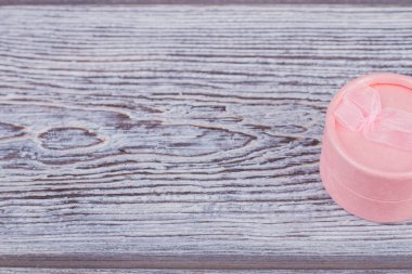 Pembe takı hediye kutusu ile kopya alanı.