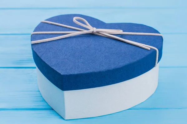 파란색과 흰색 하트 모양의 선물 상자. — 스톡 사진