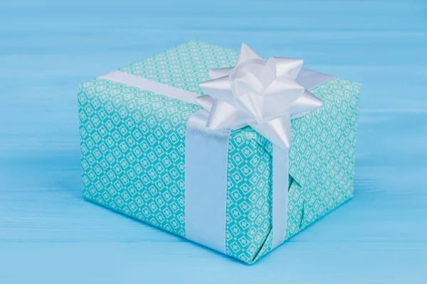 Caja de regalo con estampado verde con cinta blanca . —  Fotos de Stock