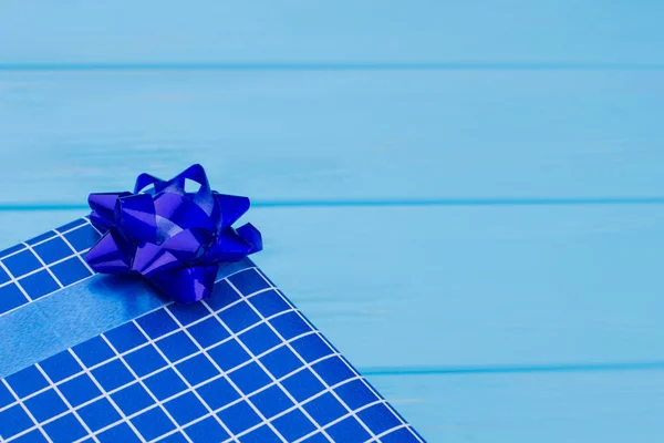 Blaue Geschenkschachtel mit Schleife, Nahaufnahme. — Stockfoto