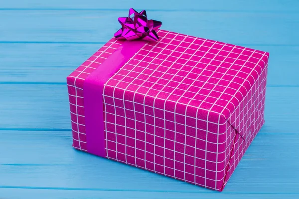 Велика фіолетова картата подарункова коробка . — стокове фото