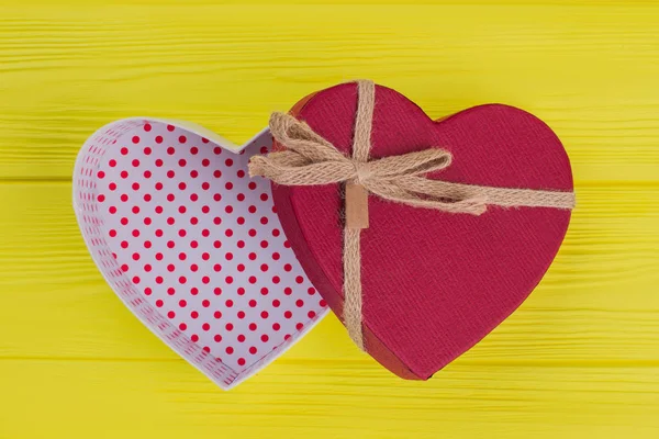 Rood hart gevormde geschenkdoos. — Stockfoto