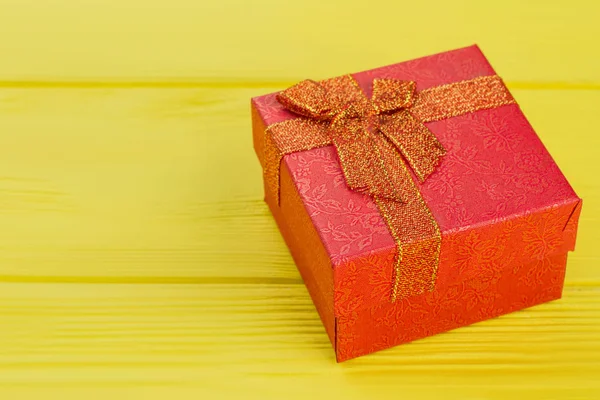 Scatola regalo decorata rossa . — Foto Stock